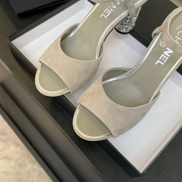 T-STRAP PEARL HEEL 85 MM SANDALS IN PASTEL GRAY SUEDE