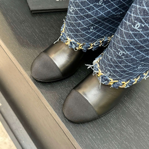 CC 25B Stivali alti blu navy in denim con catena in grosgrain nero 373807