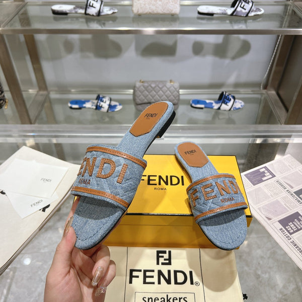 Ciabatte FF Signature da donna in tela di denim color cuoio
