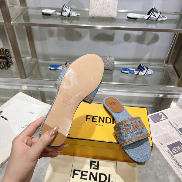 Ciabatte FF Signature da donna in tela di denim color cuoio