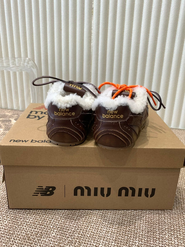 Sneakers Miu x Balance in pelle di vacchetta marrone cioccolato