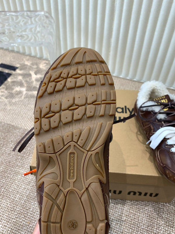 Sneakers Miu x Balance in pelle di vacchetta marrone cioccolato