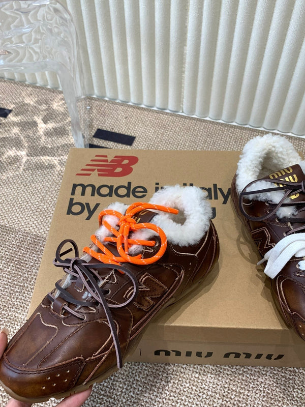 Sneakers Miu x Balance in pelle di vacchetta marrone cioccolato