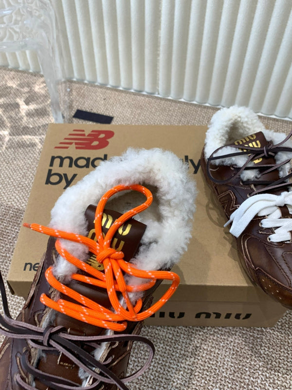 Sneakers Miu x Balance in pelle di vacchetta marrone cioccolato