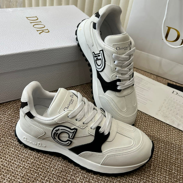 È una sneaker Dior in pelle di agnello bianca e nera