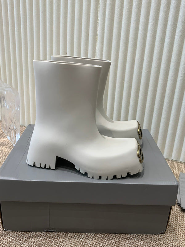 WHITE SCULPTED RUBBER BOOTS WITH GOLD MONOGRAM