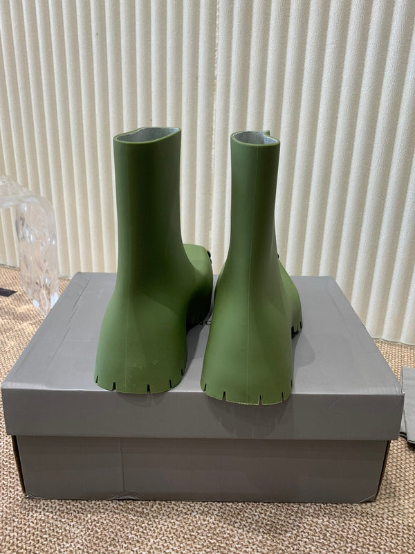 GREEN SCULPTED RUBBER BOOTS WITH GOLD MONOGRAM
