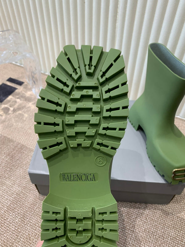 GREEN SCULPTED RUBBER BOOTS WITH GOLD MONOGRAM