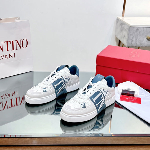 SNEAKER BASSA VL7N IN PELLE DI VITELLO BIANCA E TESSUTO BLU EGEO CON FASCE