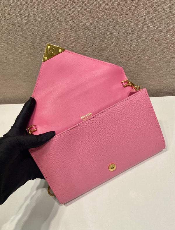 Borsa a busta con motivo a croce PRA in pelle rosa 341153