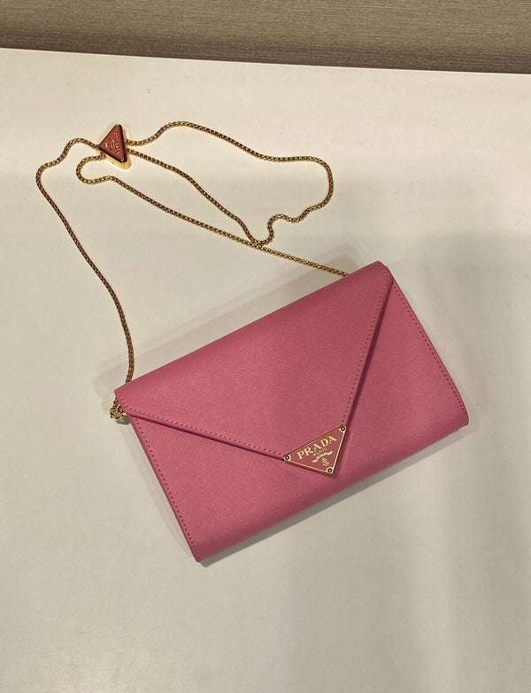 Borsa a busta con motivo a croce PRA in pelle rosa 341153
