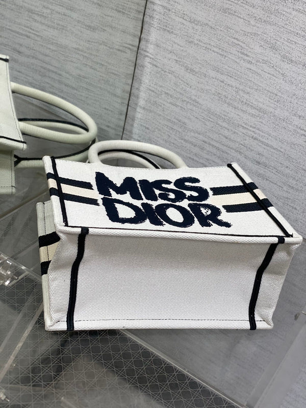 BOOK TOTE 26 IN WHITE MIX BLACK CANVAS 226503