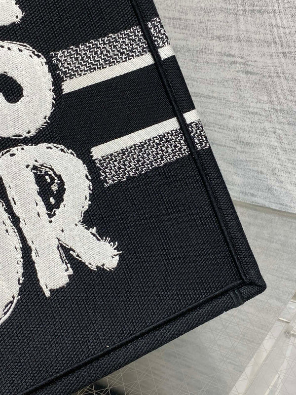 MEDIUM BOOK TOTE 36 IN BLACK MIX WHITE CANVAS 226507