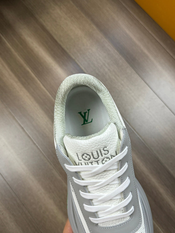 SNEAKER LV SPORT IN PELLE DI VITELLO BIANCO MIX GRIGIO CON LOGO