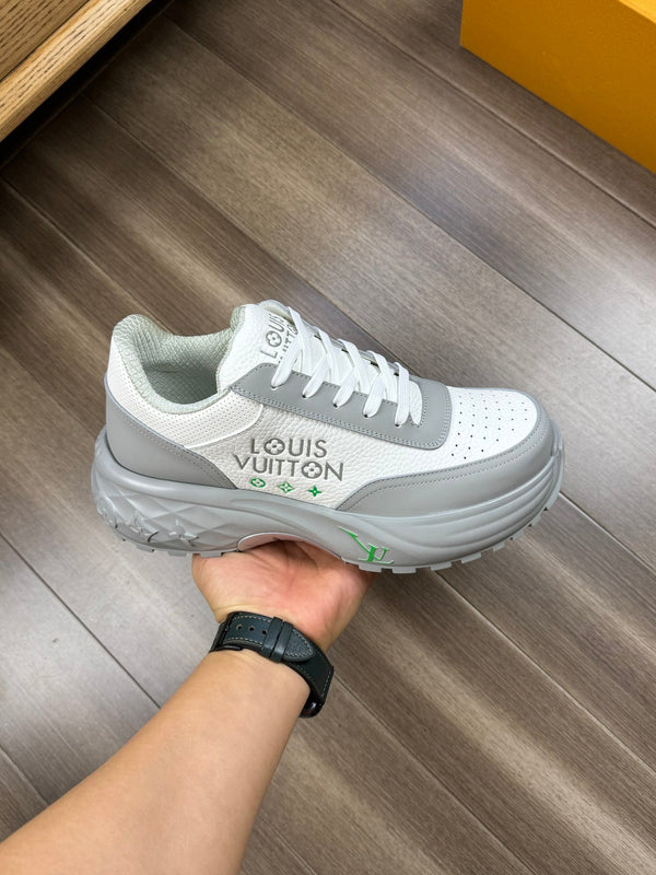 SNEAKER LV SPORT IN PELLE DI VITELLO BIANCO MIX GRIGIO CON LOGO