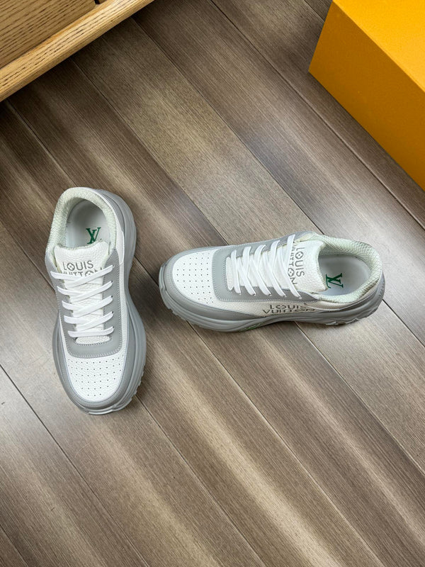 SNEAKER LV SPORT IN PELLE DI VITELLO BIANCO MIX GRIGIO CON LOGO