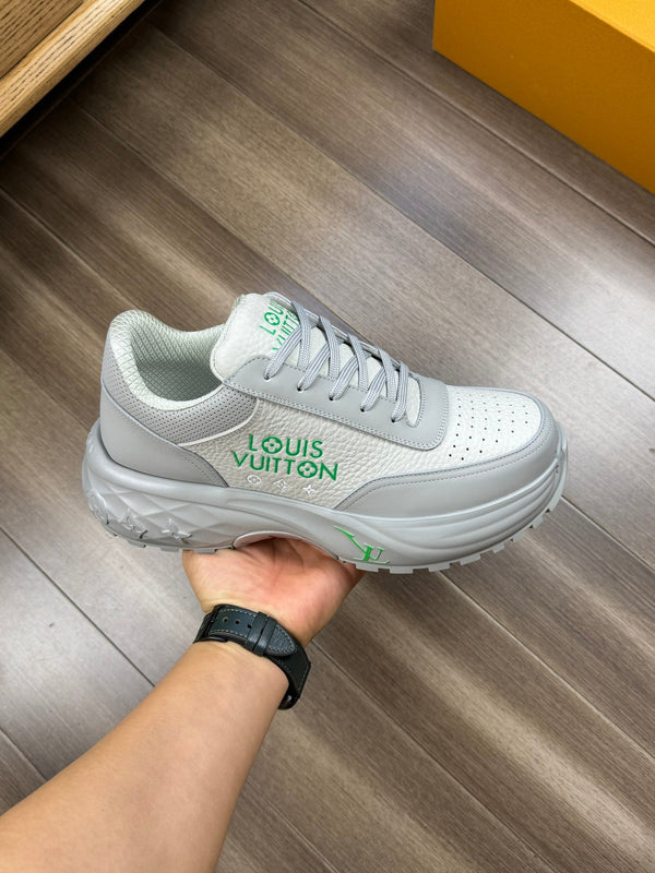 SNEAKER LV SPORT IN PELLE DI VITELLO GRIGIO MIX BIANCO CON LOGO VERDE