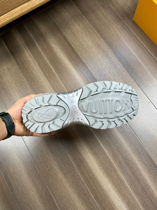 SNEAKER LV SPORT IN PELLE DI VITELLO GRIGIO MIX BIANCO CON LOGO VERDE