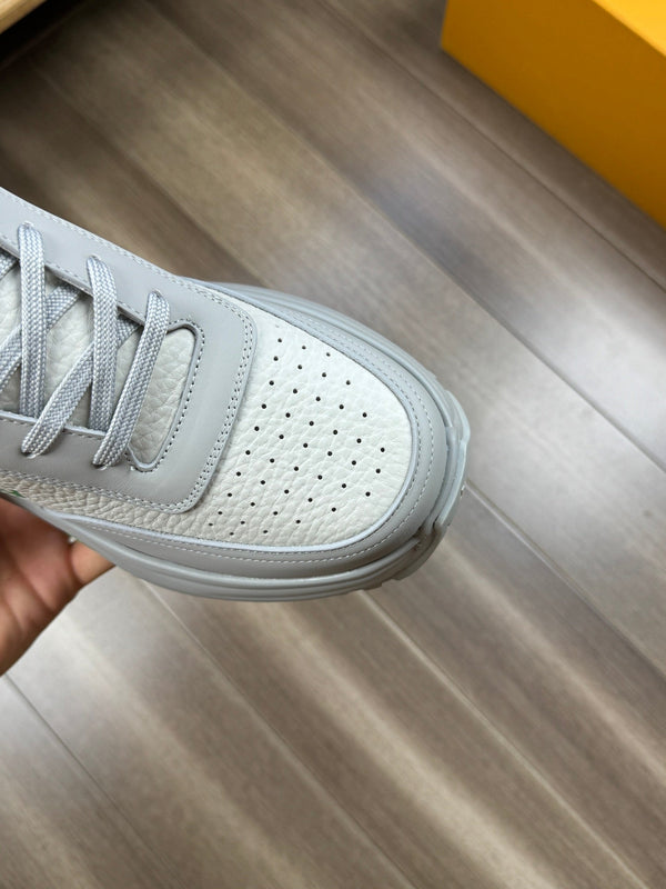 SNEAKER LV SPORT IN PELLE DI VITELLO GRIGIO MIX BIANCO CON LOGO VERDE