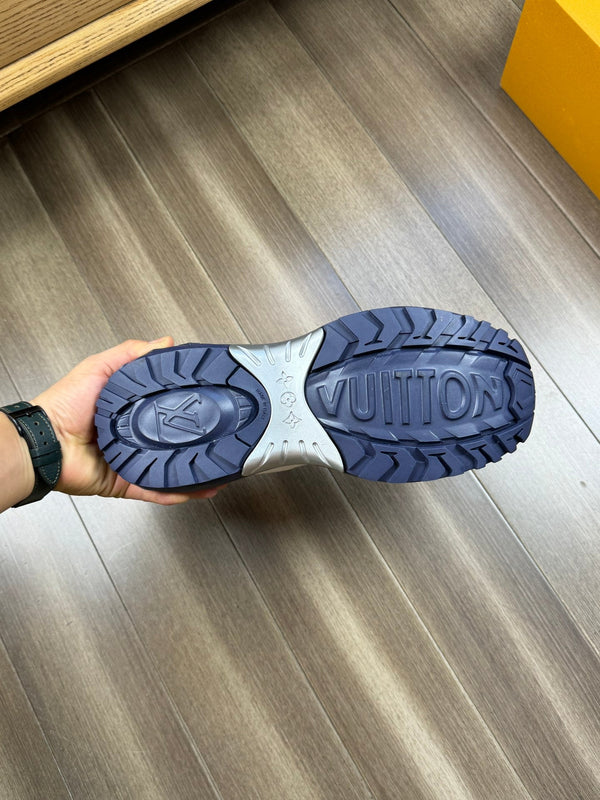 SNEAKER LV SPORT IN PELLE DI VITELLO BIANCA E BLU NAVY CON LOGO