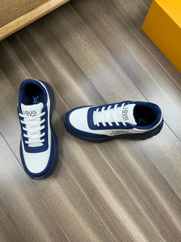 SNEAKER LV SPORT IN PELLE DI VITELLO BIANCA E BLU NAVY CON LOGO