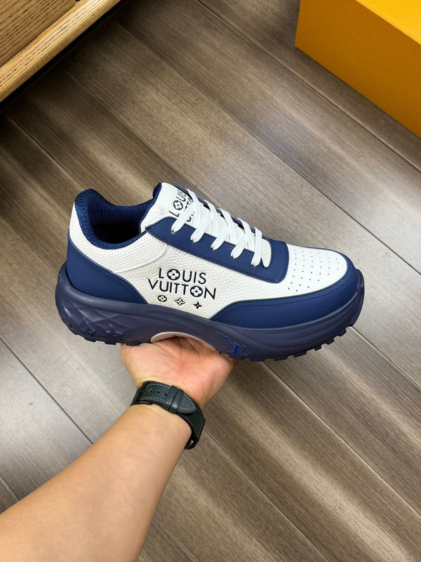 SNEAKER LV SPORT IN PELLE DI VITELLO BIANCA E BLU NAVY CON LOGO