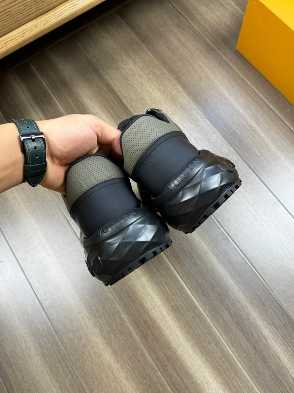 SNEAKER LV SPORT IN PELLE DI VITELLO NERA MISTA VERDE OLIVA CON LOGO