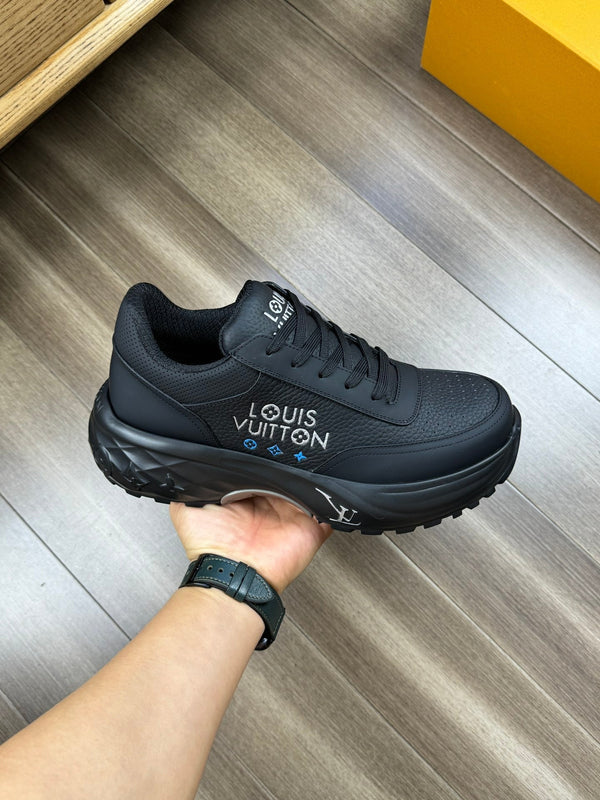 SNEAKER LV SPORT IN PELLE DI VITELLO NERA CON LOGO