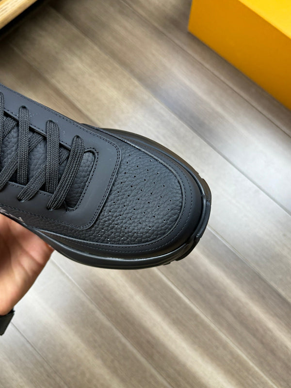 SNEAKER LV SPORT IN PELLE DI VITELLO NERA CON LOGO