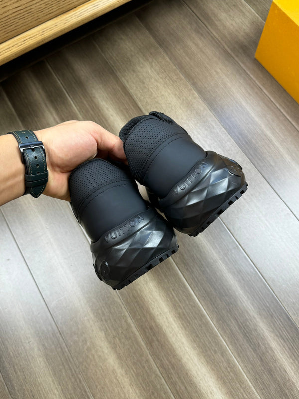 SNEAKER LV SPORT IN PELLE DI VITELLO NERA CON LOGO