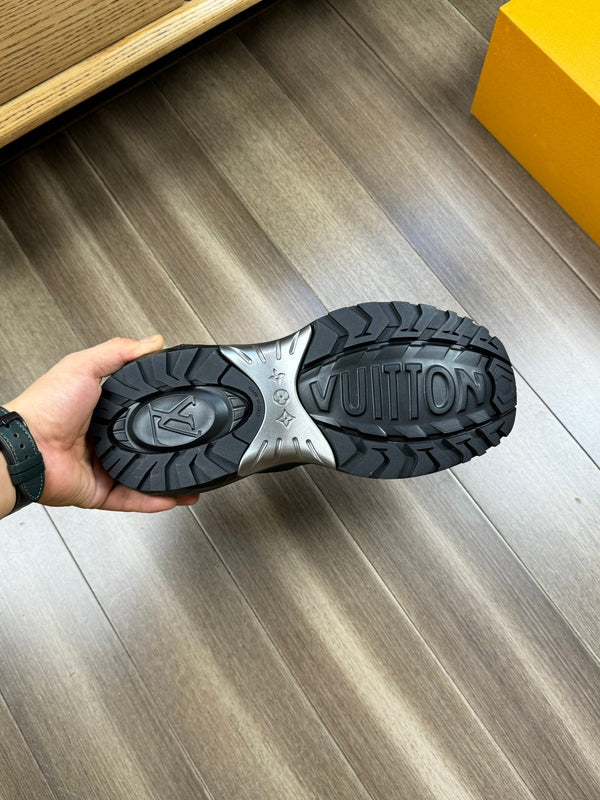 SNEAKER LV SPORT IN PELLE DI VITELLO NERA CON LOGO