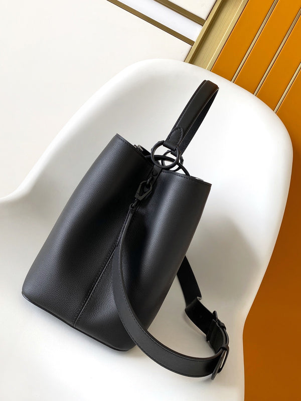 CAPUCINES GM 38CM ALL BLACK TAURILLON LEATHER 252015