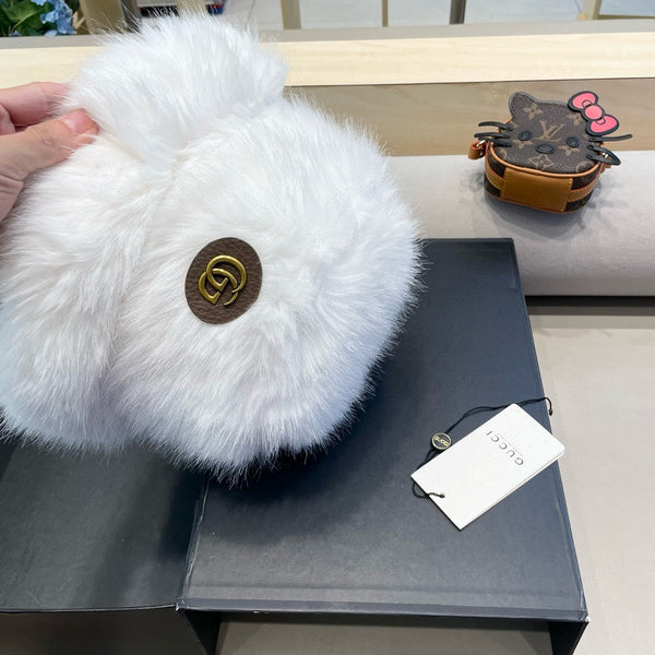 BUCKET HAT IN WHITE FOX FUR 404750