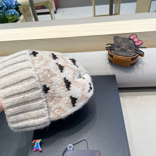 CAPPELLO ANTIVENTO IN LANA COLORATO 406925