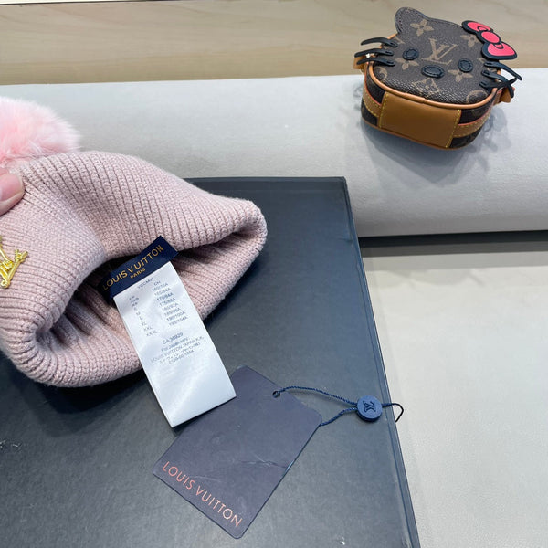 KNITTED BEANIE HAT IN LIGHT PINK WOOL AND FOX FUR 409789