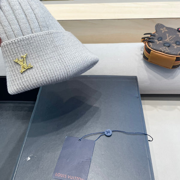 KNITTED BEANIE HAT IN LIGHT GRAY WOOL AND FOX FUR 409791