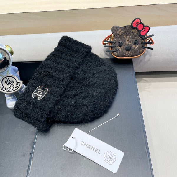 BEANIE HAT IN BLACK WOOL 413326