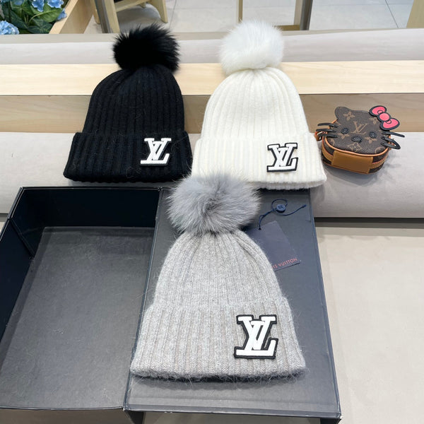 KNITTED BEANIE HAT IN WHITE WOOL 413368