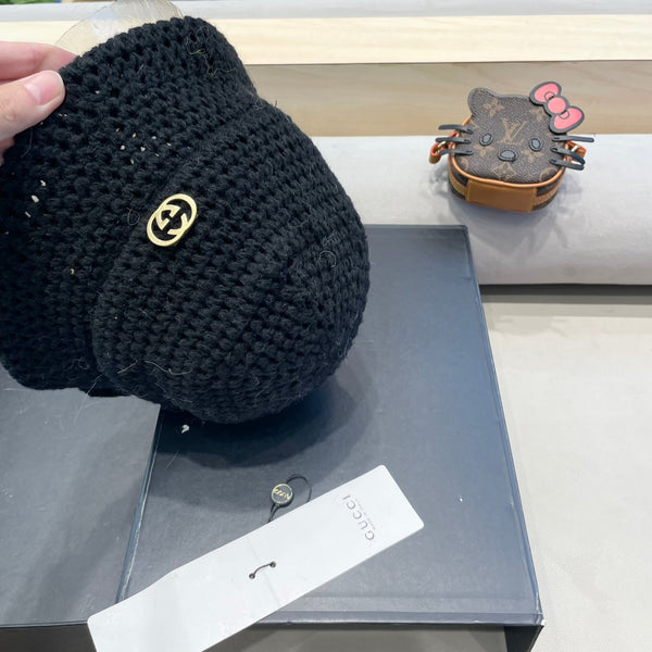 CAPPELLO A SECCHIELLO IN MAGLIA DI LANA NERA 413395