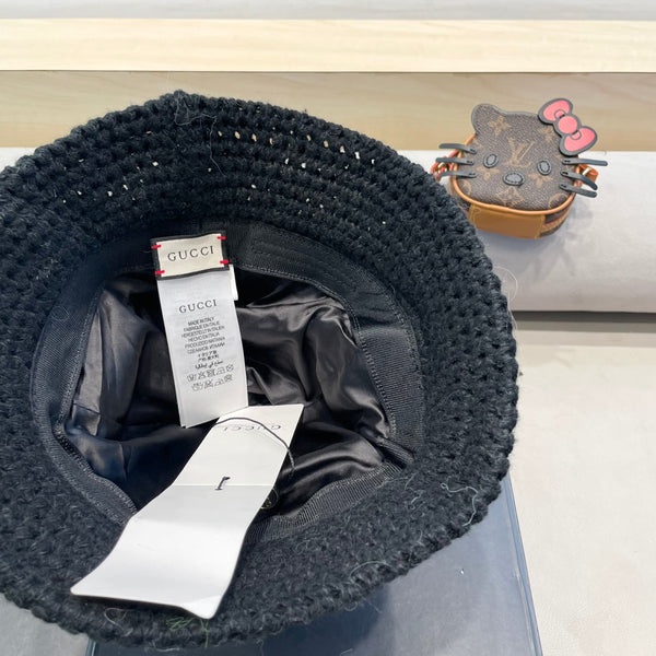 CAPPELLO A SECCHIELLO IN MAGLIA DI LANA NERA 413395