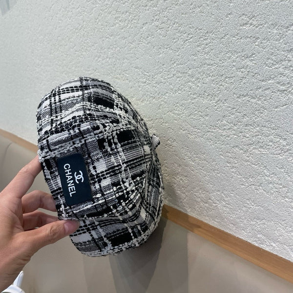 CAPPELLO BASCO IN TWEED DI LANA BIANCO E NERO 422552