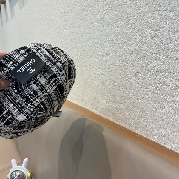 CAPPELLO BASCO IN TWEED DI LANA BIANCO E NERO 422552