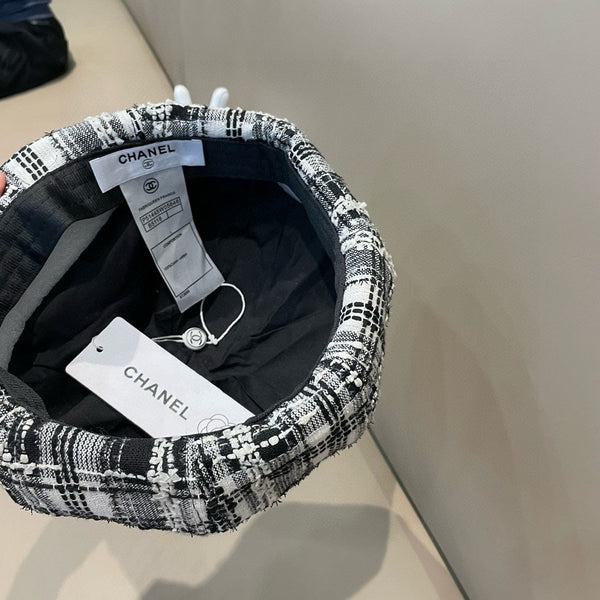 CAPPELLO BASCO IN TWEED DI LANA BIANCO E NERO 422552