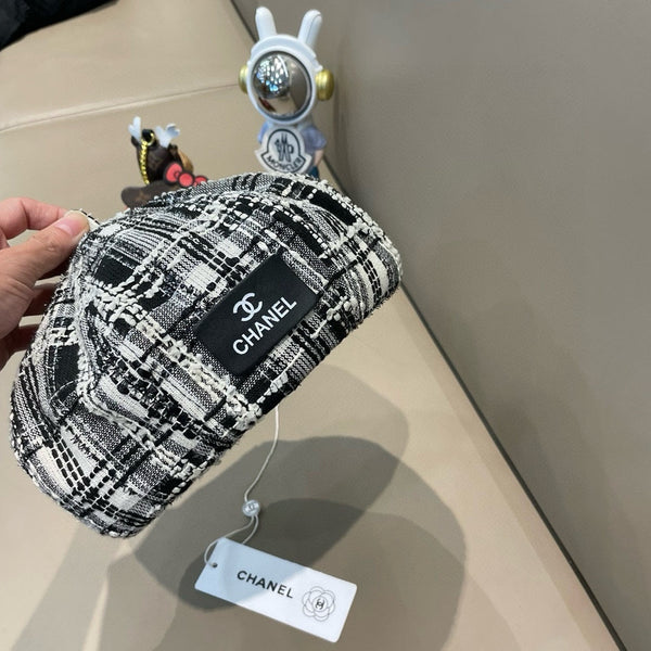 CAPPELLO BASCO IN TWEED DI LANA BIANCO E NERO 422552