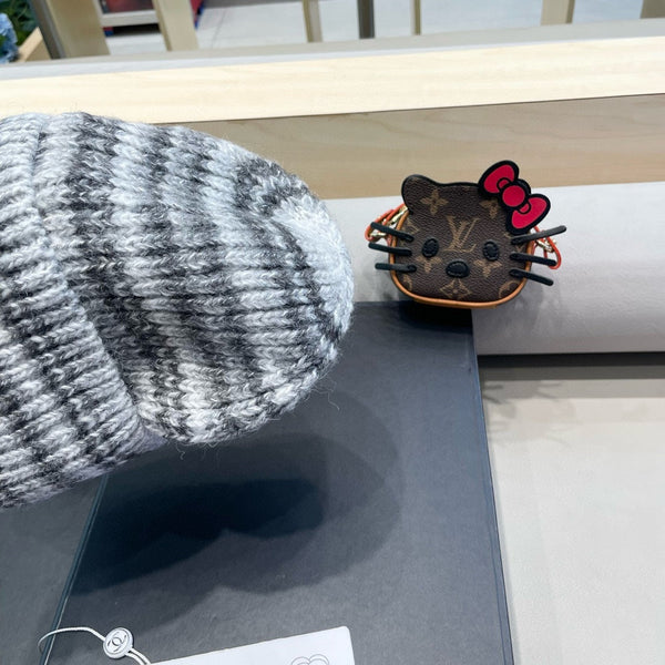 STRIPED KNITTED HAT IN LIGHT GRAY WOOL 424514