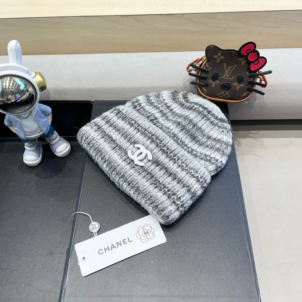 STRIPED KNITTED HAT IN LIGHT GRAY WOOL 424514