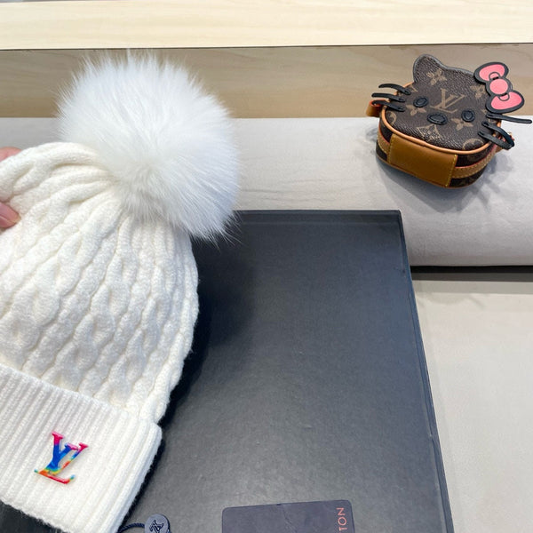 KNITTED BEANIE HAT IN WHITE WOOL 426215