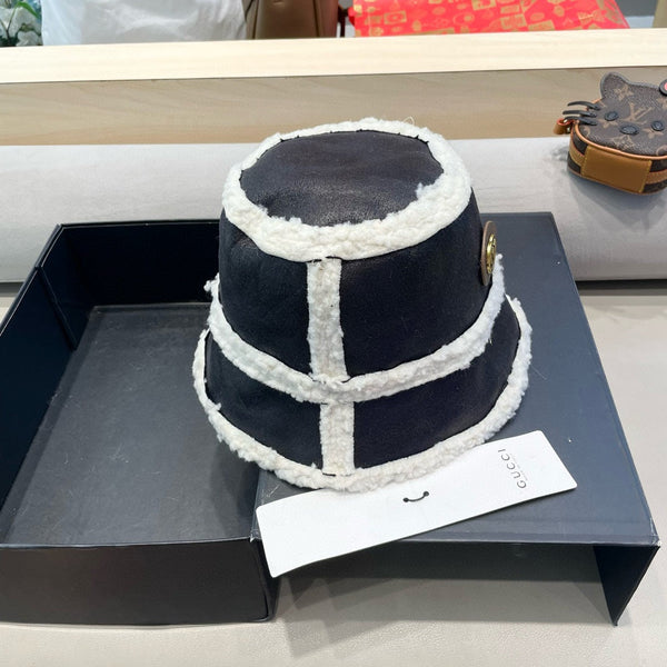 BUCKET HAT IN BLACK LAMBSKIN AND WHITE FLEECE 426223