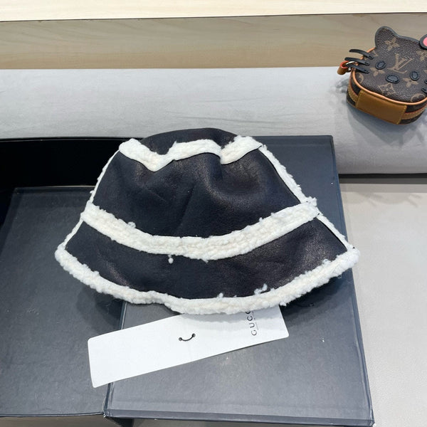 BUCKET HAT IN BLACK LAMBSKIN AND WHITE FLEECE 426223