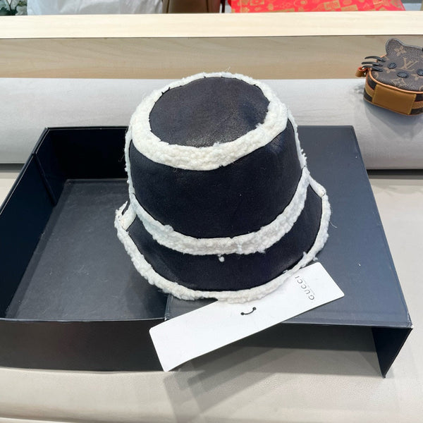BUCKET HAT IN BLACK LAMBSKIN AND WHITE FLEECE 426223
